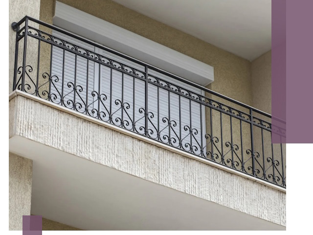 Балконные ограждения из металла и стекла в Березниках для домов