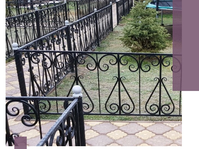 Кованые газонные ограждения под ключ в Березниках